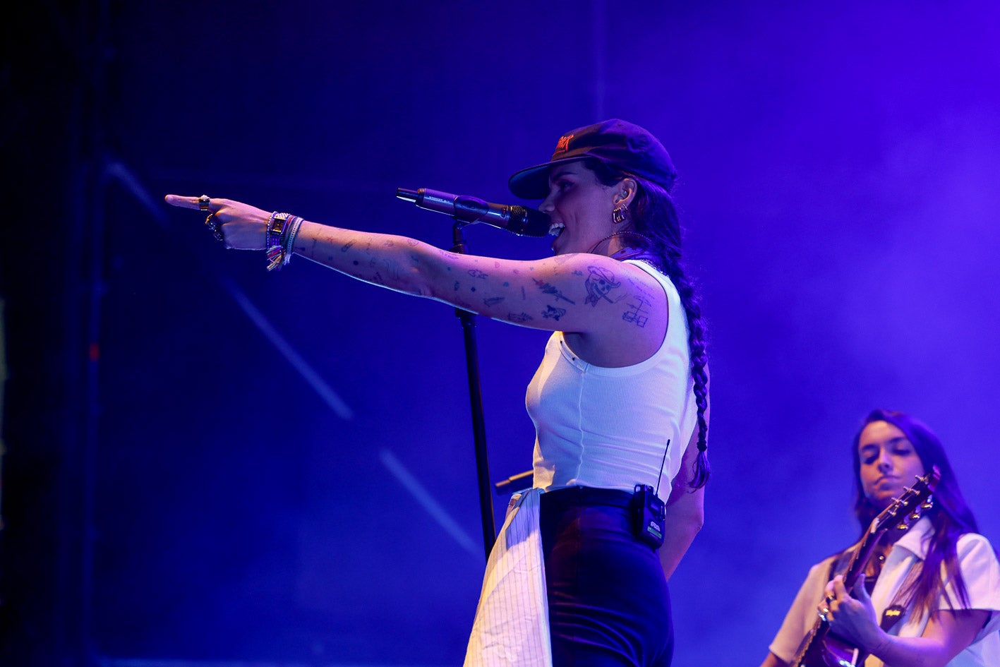 Marlena apunta al público durante el concierto.